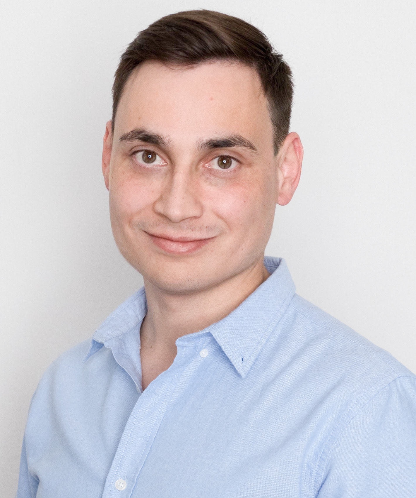 Projektikoordinaattori Ilkka Vuonola katsoo hymyilleen kameraan.