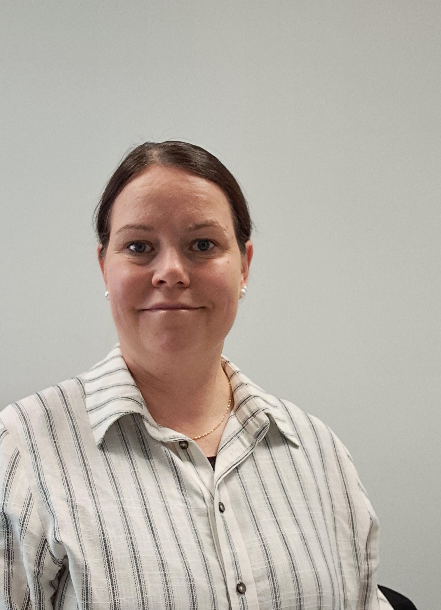 nainen vaaleassa puserossa