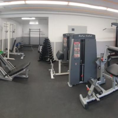 yleiskuva kuntosalilta, eri kuntosalilaitteita