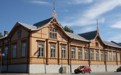 Kuvassa on vanha kirjastotalo kuvattuna ulkoapäin. 