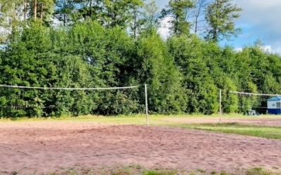 kolme hiekkapohjaista beachvolleykenttää taustalla metsä ja jäätelökioski