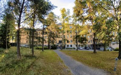 Virastotalo Mörne ulkoa kuvattuna.