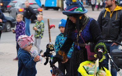 Noita ja lapsia pääsiäistapahtumassa.