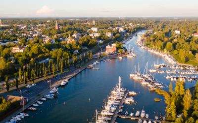 Ilmakuva Uudenkaupungin Kapunginlahdelta, taloja, veneitä, merta, metsää