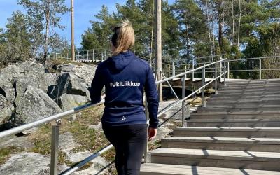 juoksuportailla nainen selin