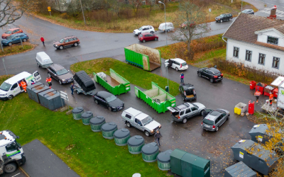 Siirreltävä jätehuoltoasema, jätteenkeräys ja -lajitteluastioita parkkipaikalla.