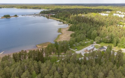 Ilmakuva ns. Kaunisrannan alueesta. Kuvan alaosassa näkyy Santtiorannan leirintäalue ja ylempänä Santtion veneranta