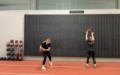 kaksi naista treenaa toiminnallisessa tilassa kuntopalloilla