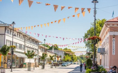 puutalokaupungin yllä liehuu viirinauha