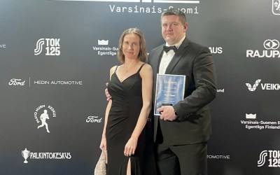 nainen ja mies palkinnon kanssa urheilugaalassa