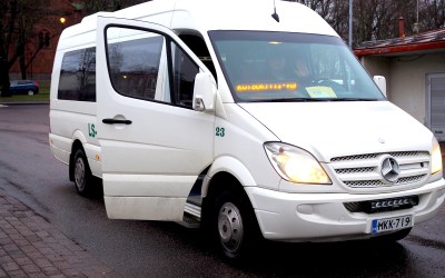 Kuvassa valkoinen vukikyydin käyttämä pikkubussi Uudenkaupungin linja-autoasemalla