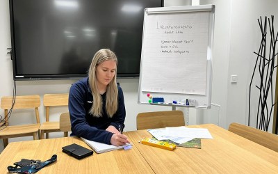 liikunnanohjaaja pöydän ääressä