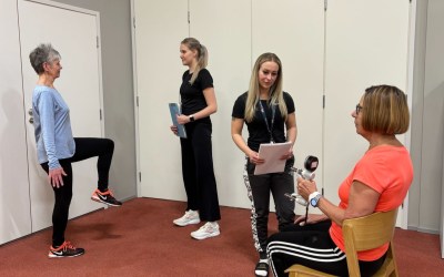 kaksi ohjaajaa testaamassa senioreiden liikkuvuutta sekä puristusvoimaa