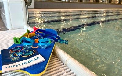 uimakouluvälineitä opetusaltaan reunalla