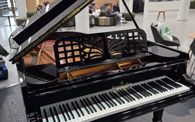 Kuvassa kansi auki oleva musta flyygeli