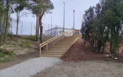 kuntoportaat reunoilla puita edessä hiekka-alue