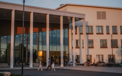Wintterin ulkokuva uimahallin sisäänkäynnistä