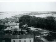 Näkymä vanhan kirkon tornista kohti satamaa. Etualalla Baltzaborgin asuinalue, Vallimäki ja Vallila, taustalla purjelaivoja satamassa. Uudenkaupungin museo. Vanhan kirkon tornista otettu yleiskuva satamaan päin. Kaukana purjelaivoja, etualalla Baltzarborgin asuinalue, Vallimäki ja Vallila.