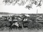 Löydätkö yhtäläisyyksiä nykypäivään? Vallimäeltä kohti satamaa otettu kuva, asuinrakennuksia, Zachariassenin sahan rakennuksia, Kainpirtti, Satamatie. Kuva otettu 1930-50 välisenä aikana. Uudenkaupungin museo. Vallimäeltä kohti satamaa otettu kuva, asuinrakennuksia, Zachariassenin sahan rakennuksia, Kainpirtti, Satamatie.