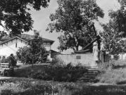 Vallimäen puistossa sijaitsee suuri rautainen purjelaivan ankkuri. Ankkuri on muistomerkki, jolla kunnioitetaan merenkulkijoita. Muistomerkin vierellä ihmisiä, taustalla näkyy Vallilan ravintolarakennus. Uudenkaupungin museo. allimäen puistossa sijaitseva suuri rautainen purjelaivan ankkuri. Ankkuri on muistomerkki, jolla kunnioitetaan merenkulkijoita. Muistomerkin vierellä ihmisiä, taustalla näkyy Vallilan rakennus.Kesäaika.