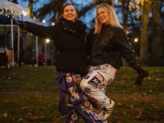 Haalaripukuiset opiskelijat.