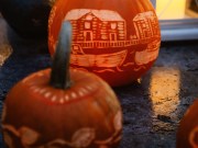 Kurpitsat Toivo-patsaan vierellä.