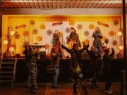 Esiintyjät tanssivat lavan edessä.