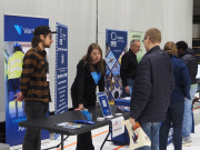 Kolme henkilöä juttelee keskenään.