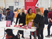 Kaksi naista juttelee hymyillen naishenkilölle.