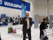 Elinkeinojohtaja Jarkko Heinonen puhuu mikrofoniin sisätilassa.