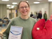 kunniakirja ja kiertopalkinto nuorella naisella