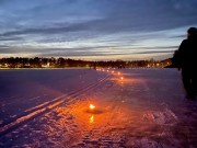 ulkojäällä ulkolyhtyjä ladun lähellä