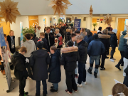 Paljon ihmisiä sisätiloissa.