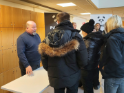 Pakkahuoneen yrittäjä keskustelee nuorten kanssa.