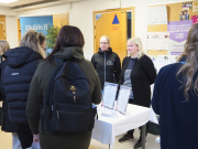 Naisia juttelemassa nuorille naisille.