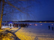 maisemakuva ulkojäällä olevista ihmisistä