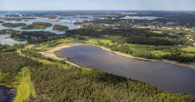 Kasarminlahden alueen ilmakuva. Etualalla eteläranta.