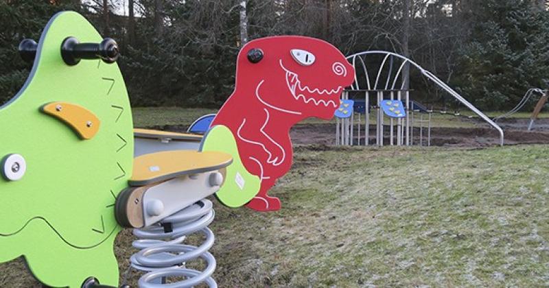 Pietolan dinopuiston leikkivälineitä: vihreä ja punainen jousikiikku.