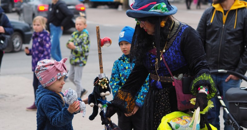 Noita ja lapsia pääsiäistapahtumassa.