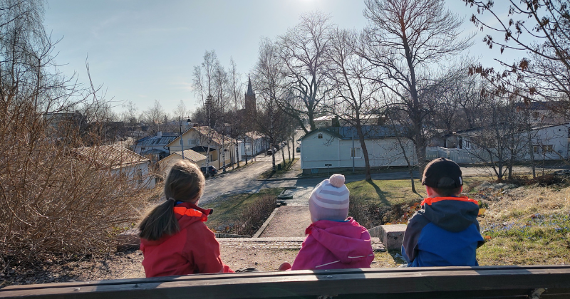 Lapset ihailevat kaupunkia