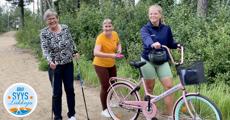 sauvakävelijä, fribeegolffaaja ja pyöräilijä kesällä pururadalla taustalla metsää