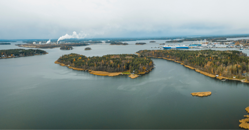 Dronella kuvattu ilmakuva, etualalla näkyy merta ja Vilissalon saaria, taustalla Yaran tehdasta ja satamaa.