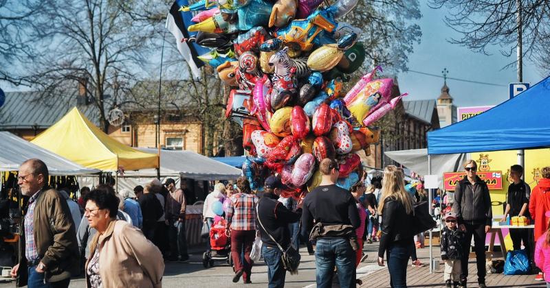 Markkinaväkeä ja ilmapalloja Alisellakadulla.