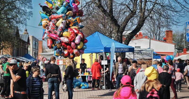 Kevätmarkkinat Alisellakadulla, myyntikojuja, ihmisiä, ilmapalloja.