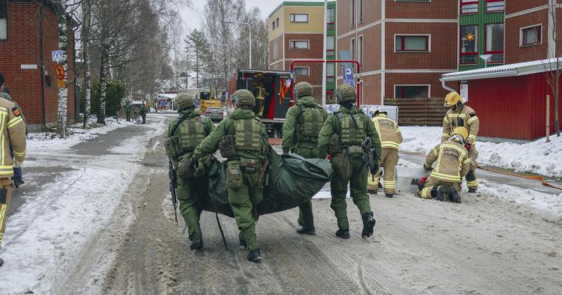 Suojelukomppanian joukkoja kerrostalo-alueella talvella.