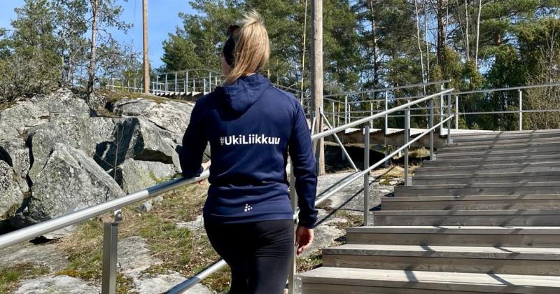 juoksuportailla nainen selin