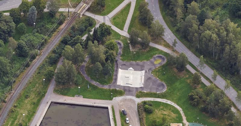 Ilmakuva skeittiparkista ja pumptrack-radasta, kuvassa myös näkyy osa Leijonapuistoa ja kaupunginlahden pohjukkaa