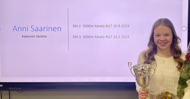 nuori tyttö palkintopokaalin ja ruusun kanssa