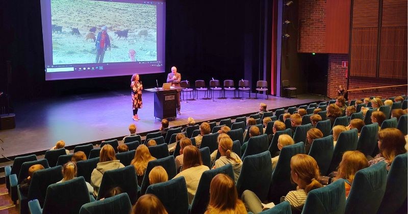 Lasten parlamentin istunto Kulttuurikeskus Crusellin salissa.