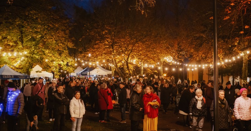 Sadat ihmiset seisovat Rauhanpuistossa.